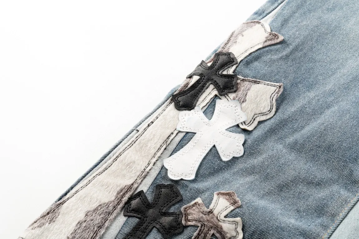 P270 Top version (destroy the patchwork) Top version Chrome Hearts jeans and leather jeans. It is well known that chromehearts jeans will use vintage Levis jeans as the base for creation. They usually add their own unique silver buckles and silver ornaments, plus patchwork embellishments. This is the reason why the value of these vintage jeans doubles, because the base is vintage jeans, and the jeans themselves have been very soft and comfortable after years of baptism. This can be distinguished from ordinary jeans. Regarding the size, you should also refer to the pants data. Style number: 1614# Color: Blue Size: 28 30 32 34 28 Waist 86 Hips 100 Pants length 102 30 Waist 90 Hips 104 Pants length 104 32 Waist 94 Hips 108 Pants length 106 34 Waist 98 Hips 112 Pants length 110